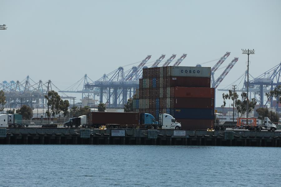 Camiones y contenedores son vistos en el puerto de Los Angeles, California, Estados Unidos, el 29 de abril de 2025. (Xinhua/Qiu Chen)