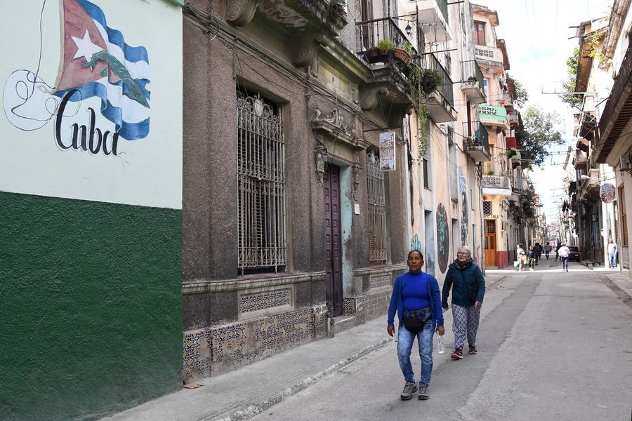 Personas caminan por una calle, en La Habana, capital de Cuba, el 23 de febrero de 2026. (Xinhua/Joaquín Hernández)