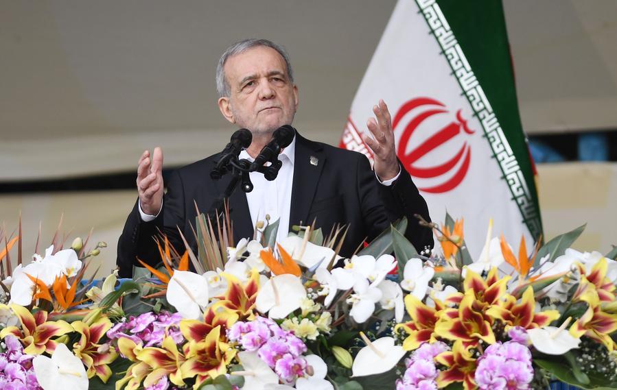 Imagen del 11 de febrero de 2026 del presidente iraní, Masoud Pezeshkian, hablando en las celebraciones por el 47 aniversario de la Revolución Islámica de 1979, en Teherán, Irán. (Xinhua/Shadati)