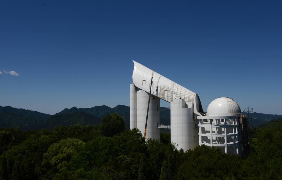 Esta imagen de archivo muestra el Telescopio Espectroscópico Multiobjeto de Fibra de Gran Área Espacial (LAMOST, por sus siglas en inglés) en la estación de observación de Xinglong de los Observatorios Astronómicos Nacionales de la Academia de Ciencias de China, en el distrito de Xinglong, provincia norteña china de Hebei. (Xinhua/Wang Xiao)