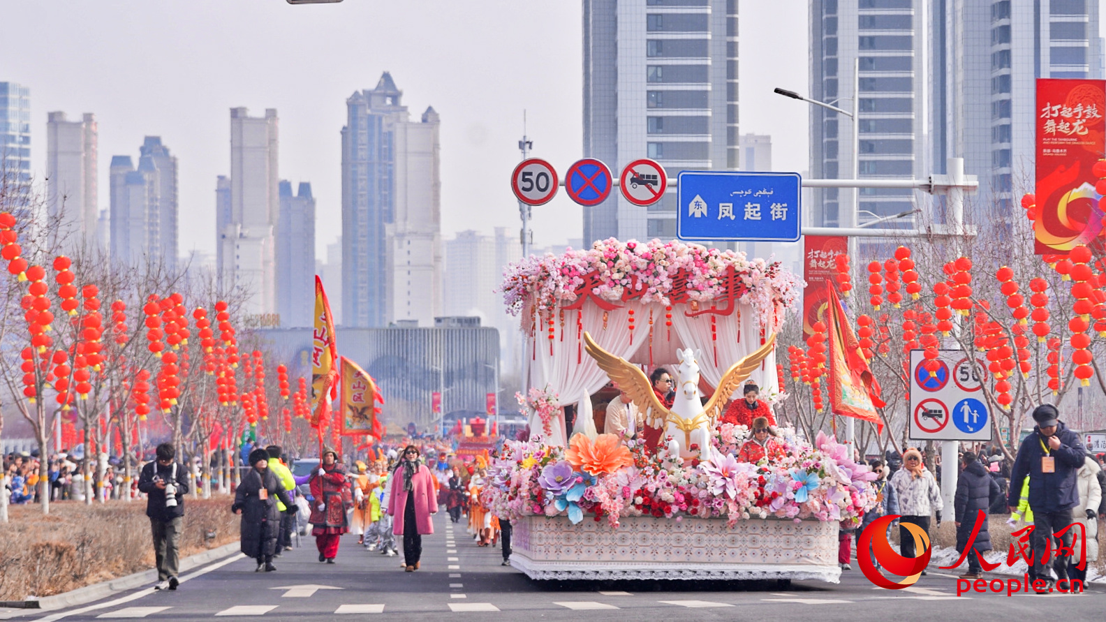¡El patrimonio cultural inmaterial anima las costumbres de Año Nuevo! Se inaugura de nuevo el desfile Shehuo de Urumqi