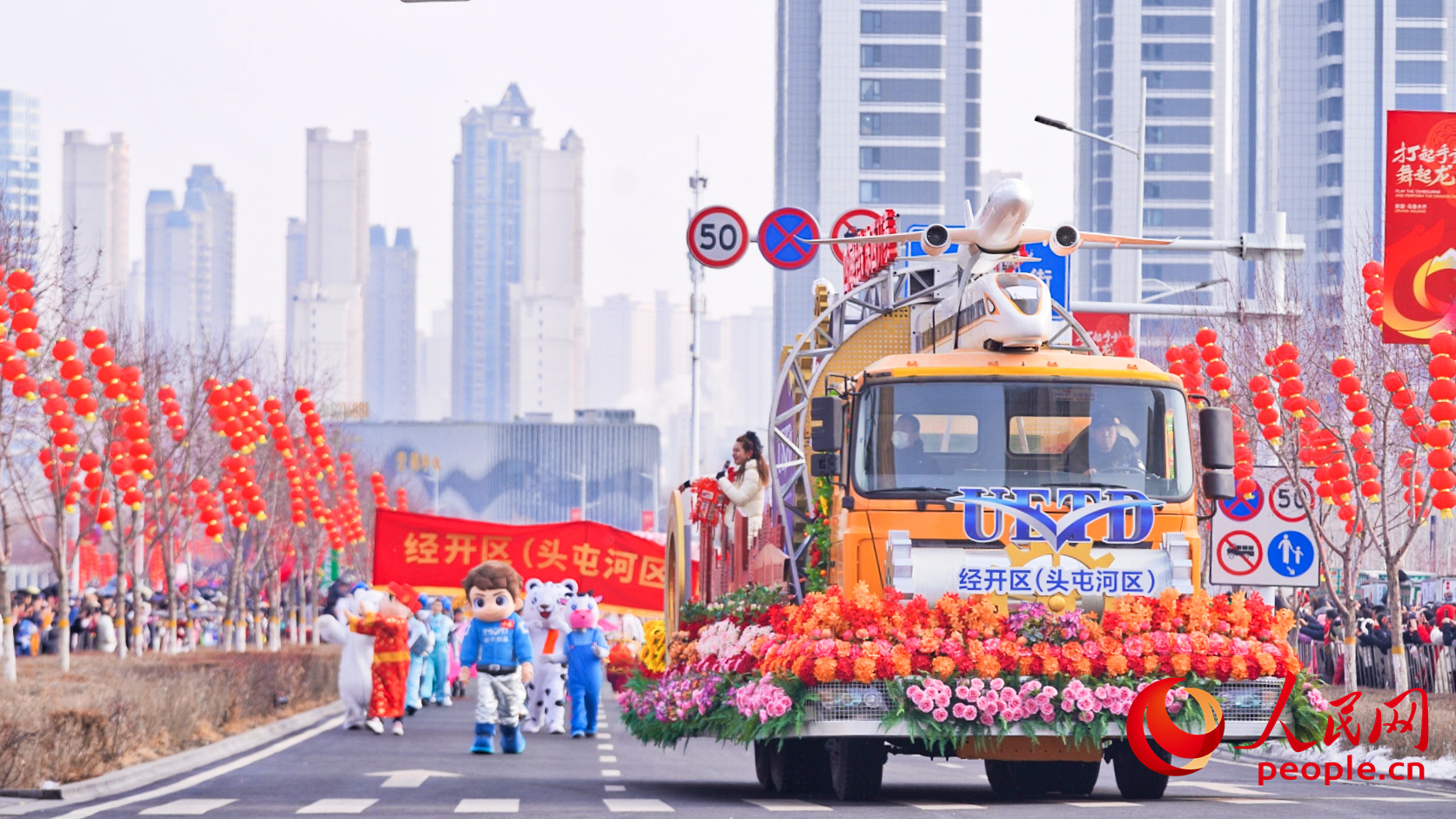 ¡El patrimonio cultural inmaterial anima las costumbres de Año Nuevo! Se inaugura de nuevo el desfile Shehuo de Urumqi