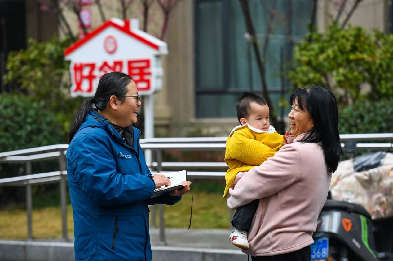 Una miembro del comité municipal de Yichun de la Conferencia Consultiva Política del Pueblo Chino (izquierda) solicita la opinión de una residente de un complejo residencial en Yichun, provincia de Jiangxi, este de China, el 27 de enero. (Foto/Zhou Liang)