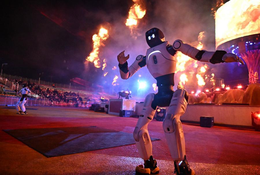 Un robot humanoide actúa durante un espectáculo en vivo con temática de mitología en una zona escénica de Qingdao, en la provincia oriental china de Shandong, el 26 de febrero de 2026. (Xinhua/Li Ziheng)