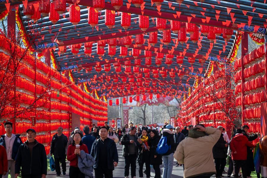 Turistas visitan una feria en el distrito de Haidian, en Beijing, la capital de China, el 19 de febrero de 2026. (Xinhua/Hu Jingwen)