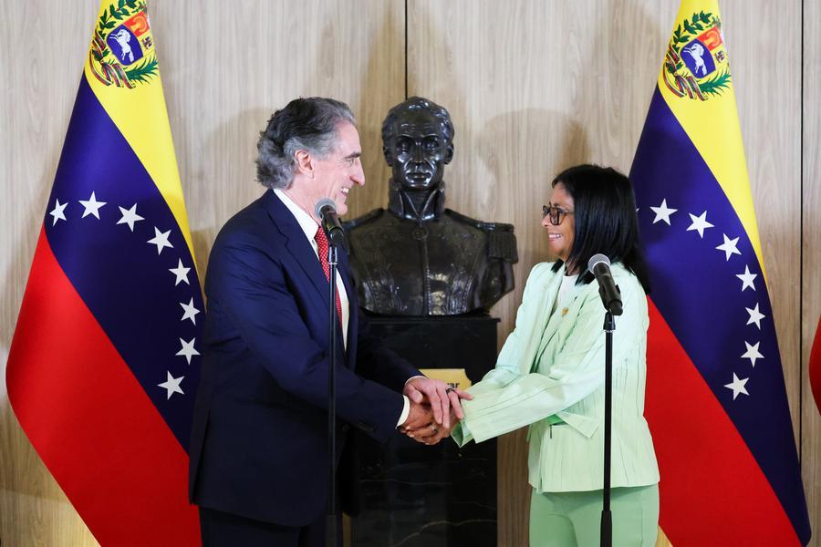 Venezuela firma acuerdos energéticos con empresa británica Shell
