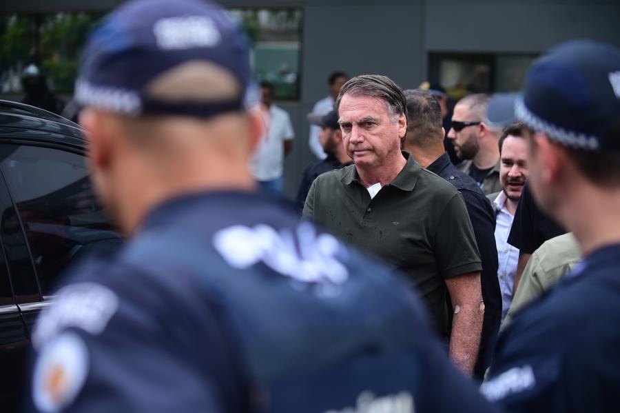 El expresidente brasileño Jair Bolsonaro (c) sale de un hospital durante una liberación temporal de su arresto domiciliario para recibir un tratamiento médico, en Brasilia, Brasil, el 14 de septiembre de 2025. (Xinhua/Lucio Tavora)