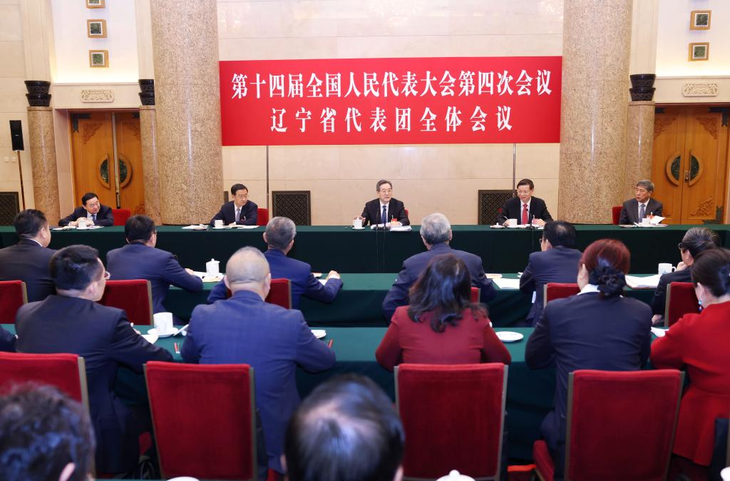 Líderes chinos asisten a deliberaciones en sesión legislativa anual