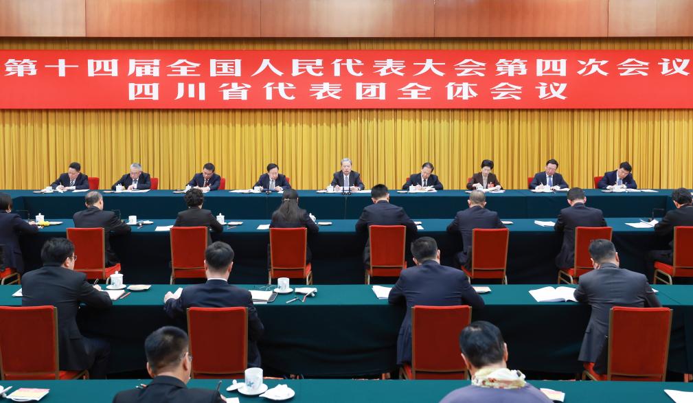 Líderes chinos asisten a deliberaciones en sesión legislativa anual