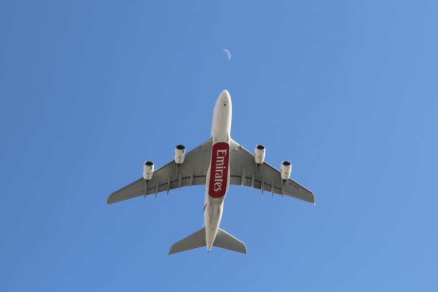 Imagen del 5 de enero de 2025 de un avión de la línea aérea Emirates volando en el cielo. (Xinhua/Wen Xinnian)