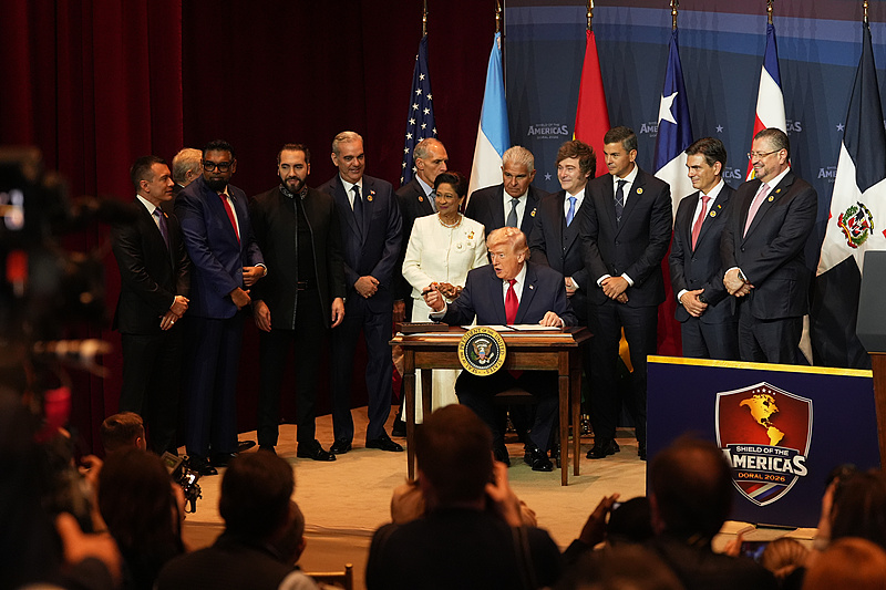 En la Cumbre Escudo de las Américas, el presidente de EE. UU., Donald Trump, firmó una proclamación comprometiéndose a contrarrestar la actividad criminal de los cárteles, 7 de marzo del 2026. (Foto: VCG)