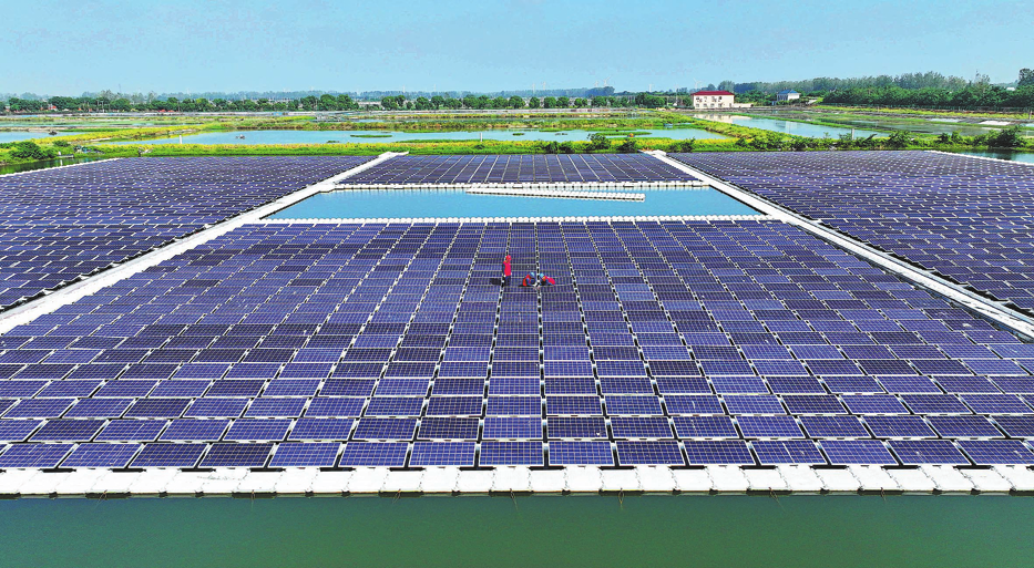 Técnicos revisan paneles solares en una central eléctrica en Tianchang, provincia de Anhui, 14 de octubre del 2025. (Foto: Song Weixing/ China Daily)