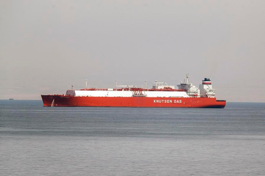 Un petrolero que transporta productos petrolíferos navega por el mar Rojo cerca de la entrada del Canal de Suez, en la gobernación de Suez, Egipto, el 11 de marzo de 2026.  (Xinhua/Ahmed Gomaa)