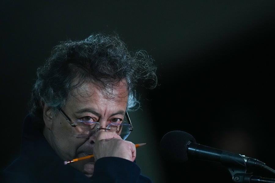 Imagen del 29 de diciembre de 2025 del presidente colombiano, Gustavo Petro, reaccionando durante una ceremonia de ascensos, presentación y reconocimiento de oficiales generales, en Bogotá, capital de Colombia. (Xinhua/Andrés Moreno) 