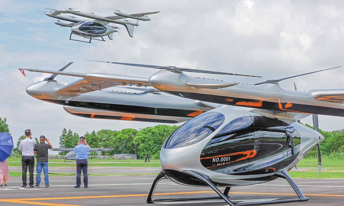 El fabricante chino de aeronaves eléctricas de despegue y aterrizaje vertical (eVTOL), Autoflight, entrega su aeronave CarryAll V2000CG en Shanghai, 22 de julio del 2025. (Foto: VCG)
