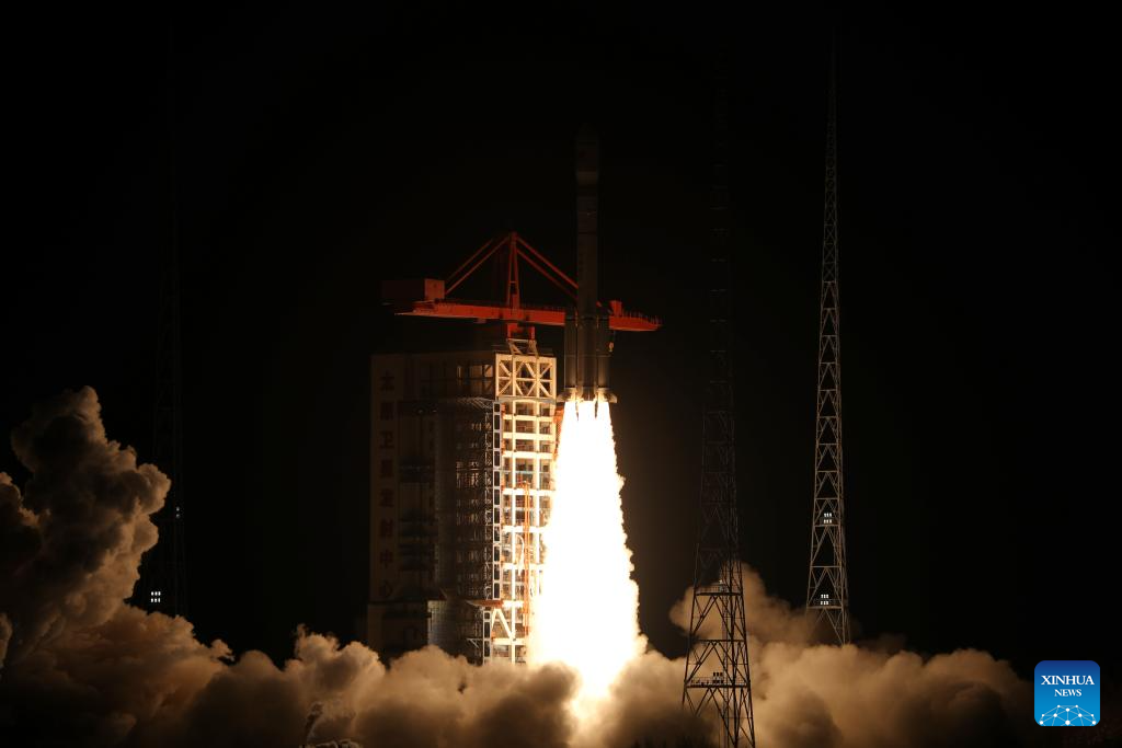 Un cohete portador Gran Marcha-6 modificado que transporta el satélite Yaogan-50 02 despega desde el Centro de Lanzamiento de Satélites de Taiyuan, en la provincia de Shanxi, en el norte de China, el 15 de marzo de 2026. El satélite Yaogan-50 02 fue lanzado a las 21:22 horas a bordo de un cohete portador Gran Marcha-6 modificado y entró en la órbita planeada. La misión de lanzamiento fue un éxito total. (Xinhua/Shang Yuhang)