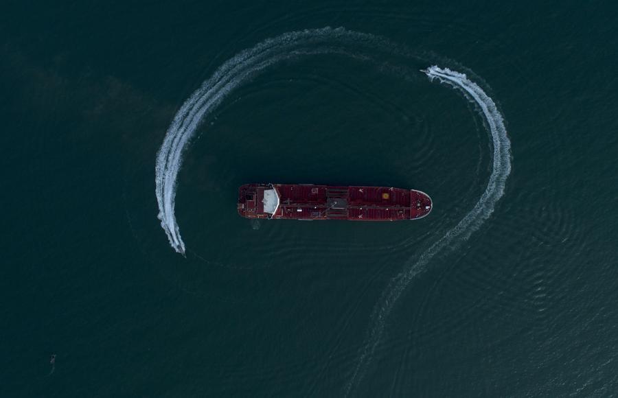 Imagen cedida el 21 de julio de 2019 del Cuerpo de Guardianes de la Revolución Islámica (CGRI) rodeando al buque petrolero británico "Stena Impero" cerca del estrecho de Ormuz, en Irán. (Xinhua/Morteza AkhoundiISNA) 