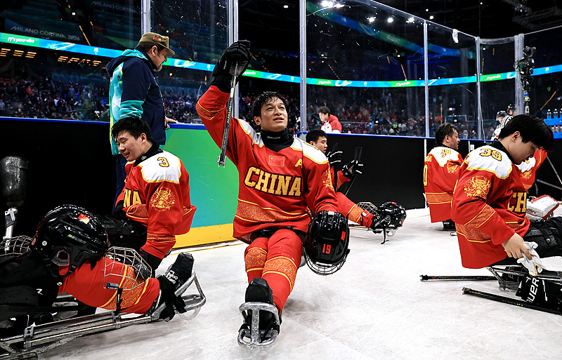 Shen Yifeng celebra tras la victoria del equipo durante el partido por la medalla de bronce del Torneo Abierto de Hockey sobre Hielo Paralímpico entre China y la República Checa durante los Juegos Paralímpicos de Invierno Milano Cortina 2026, Italia, 15 de marzo del 2026. (Foto: VCG)