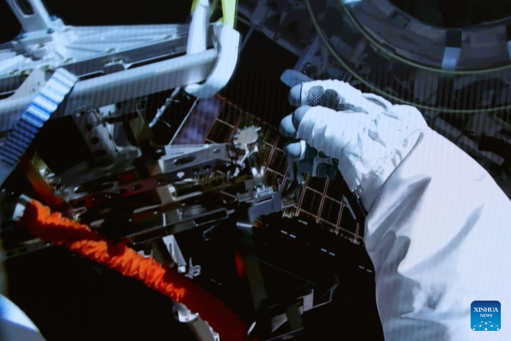 Captura de pantalla tomada de un vídeo en el Centro de Control Aeroespacial de Beijing el 16 de marzo de 2026 de los astronautas de la misión Shenzhou-21 realizando actividades extravehiculares en el exterior de la estación espacial de China en órbita. La tripulación de la misión Shenzhou-21, a bordo de la estación espacial de China en órbita, completó el lunes su segunda serie de actividades extravehiculares, informó la Agencia de Vuelos Espaciales Tripulados de China. (Xinhua/Zhang Fan)
