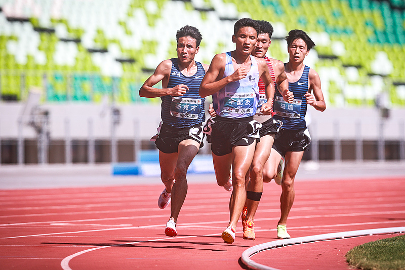 Feng Peiyou (al frente) compite en los 10,000 metros masculinos en la carrera del Campeonato Nacional de Atletismo 2024 en Quzhou, provincia de Zhejiang, 16 de septiembre del 2024. (Foto: VCG)