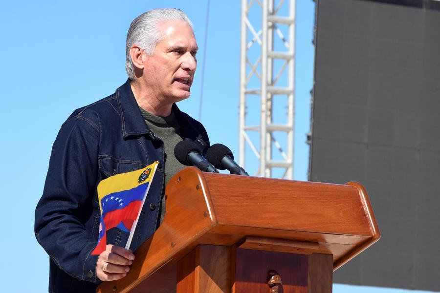 El presidente cubano, Miguel Díaz-Canel, pronuncia un discurso durante un acto masivo de denuncia ante la agresión militar estadounidense contra Venezuela, en La Habana, capital de Cuba, el 3 de enero de 2026. (Xinhua/Joaquín Hernández) 