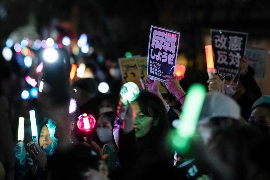 Imagen del 27 de febrero de 2026 de personas protestando durante una manifestación frente a la Oficina de la Primera Ministra, en Tokio, Japón. (Xinhua/Jia Haocheng) 