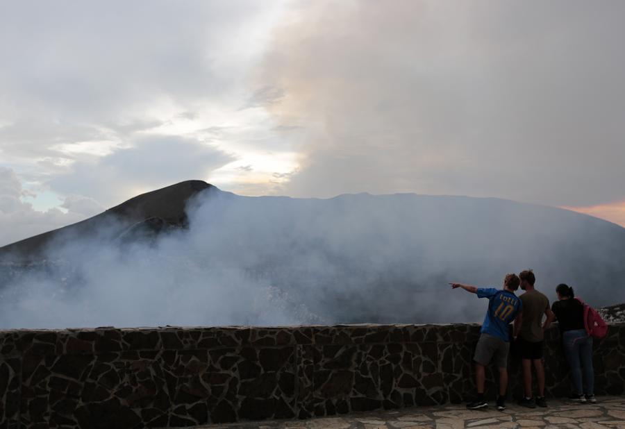 Imagen de archivo del 27 de agosto de 2022 de turistas observando el cráter Santiago del volcán Masaya, en el departamento de Masaya, Nicaragua. (Xinhua/Oswaldo Rivas)