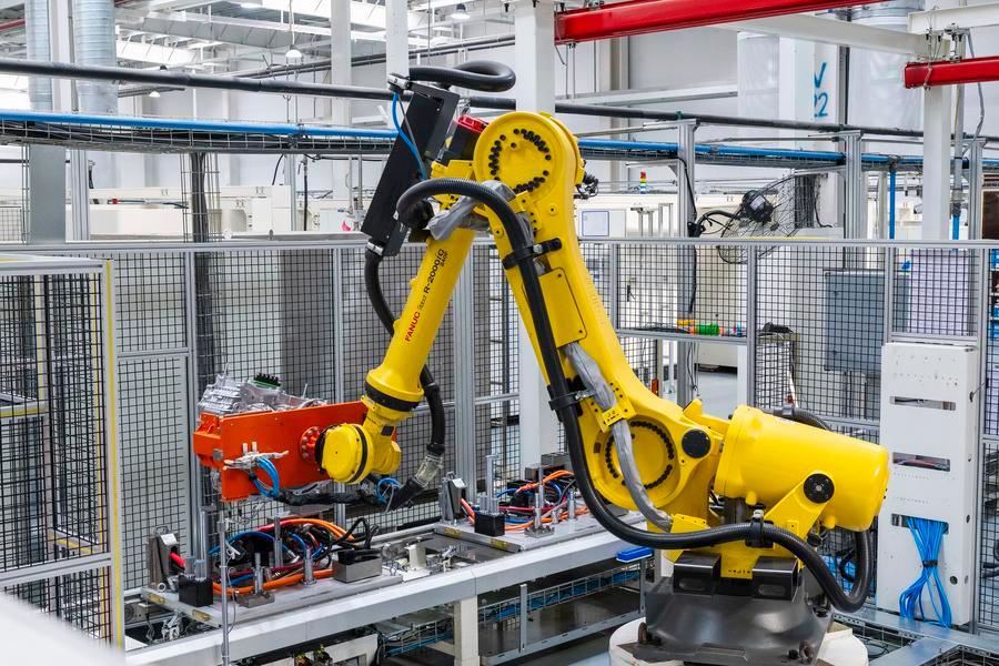 Un robot industrial opera en una línea de producción inteligente de Wuhu Ecotec Power System Co., Ltd., en la zona de desarrollo económico de Fanchang, en Wuhu, ciudad de la provincia oriental china de Anhui, el 11 de noviembre de 2025. (Xinhua/Xiao Benxiang)