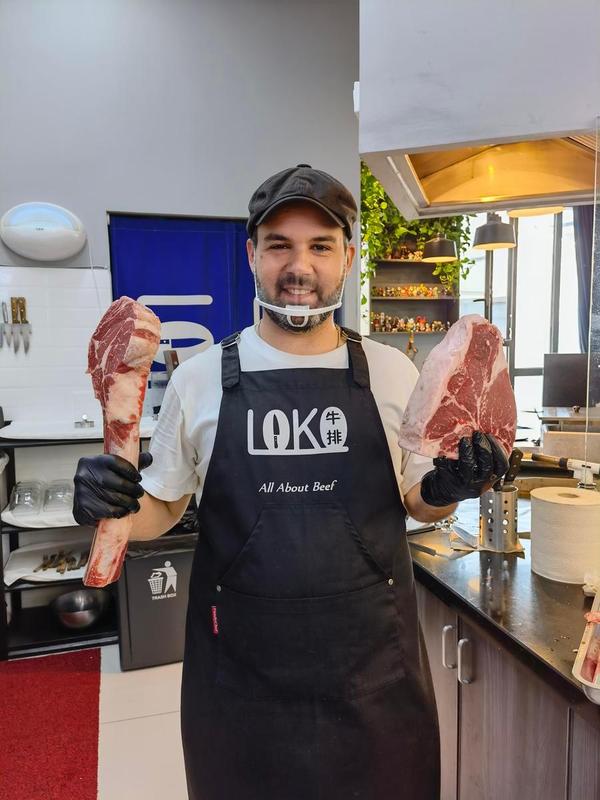 Gabriel Martin en su churrasquería en Wuhu, provincia de Anhui, 10 de noviembre del 2022. [Foto: Xinhua]