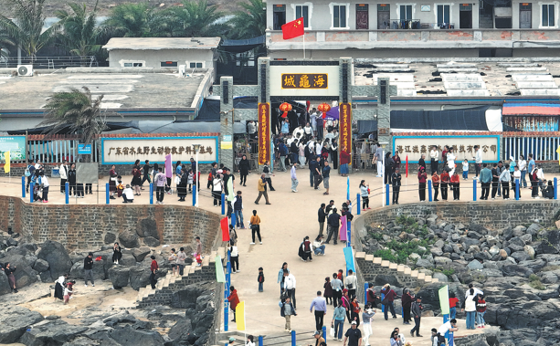 Visitantes en la Base de Popularización Científica de Rescate de Vida Silvestre Acuática de Guangdong. (Foto: China Daily)