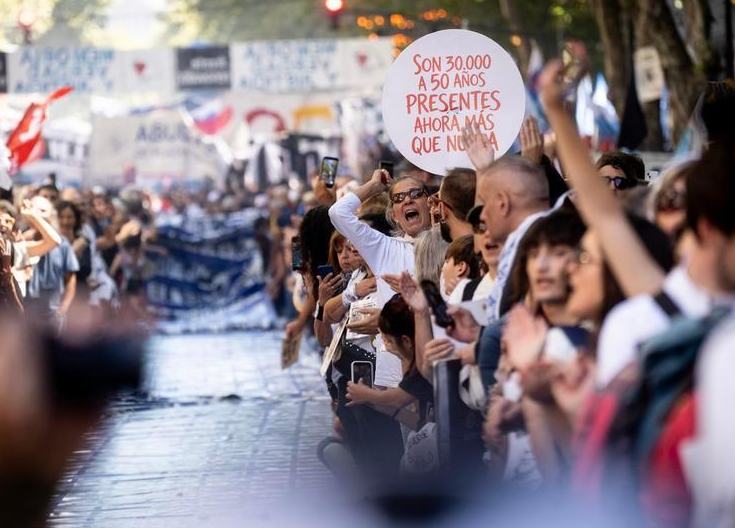 Argentinos marchan por memoria y justicia al cumplirse 50 años del último golpe de Estado