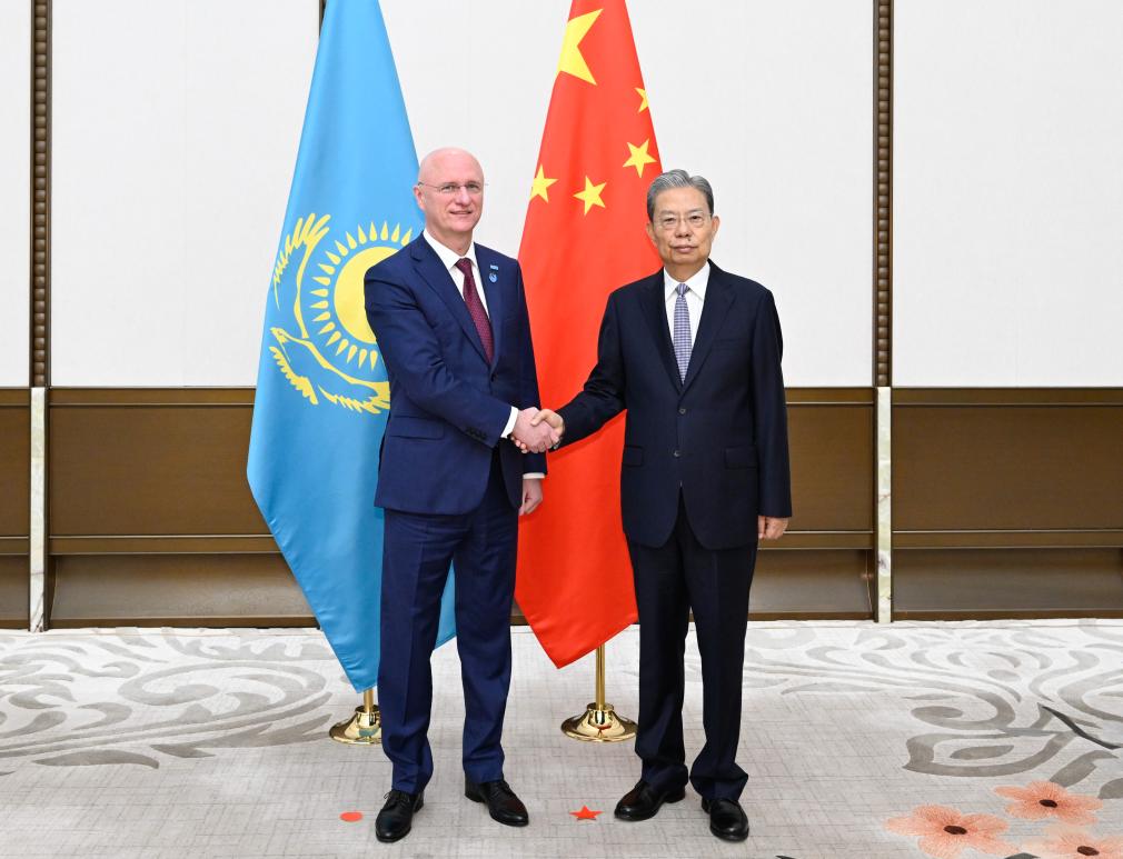 Máximo legislador de China se reúne con huéspedes de Azerbaiyán, Kazajistán y miembros de la junta directiva de BFA