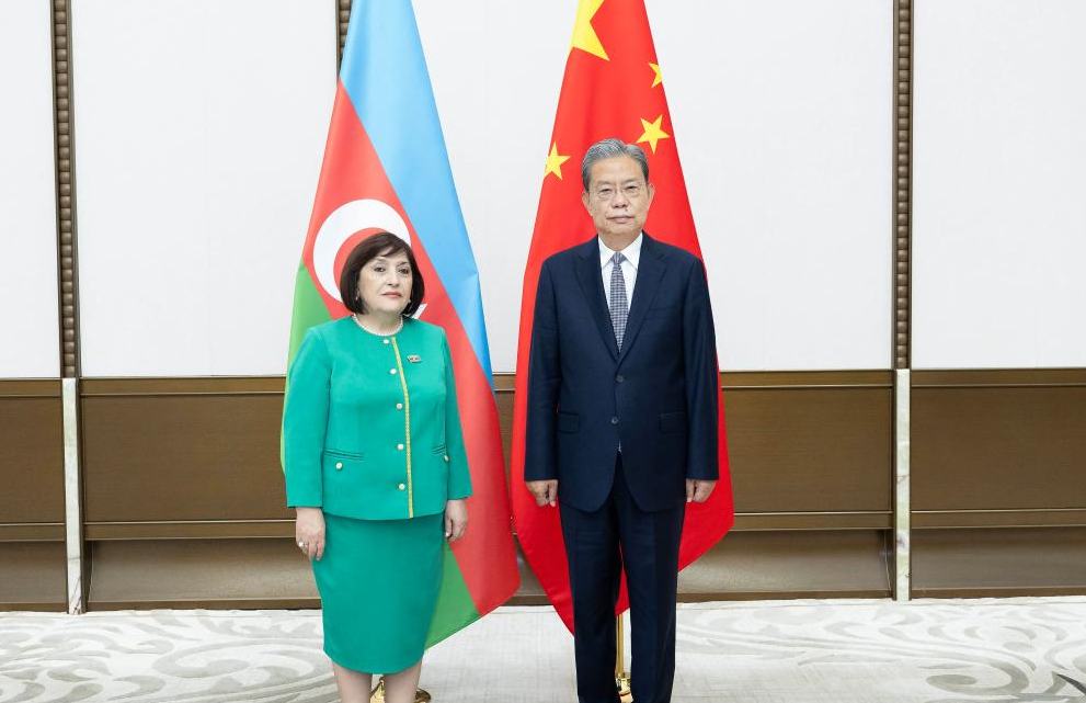 Máximo legislador de China se reúne con huéspedes de Azerbaiyán, Kazajistán y miembros de la junta directiva de BFA