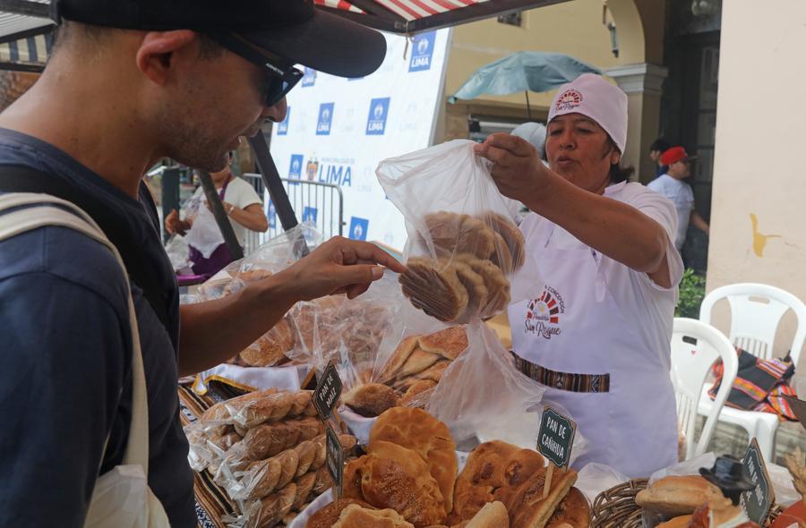 Feria del pan dulce atrae a cientos de peruanos