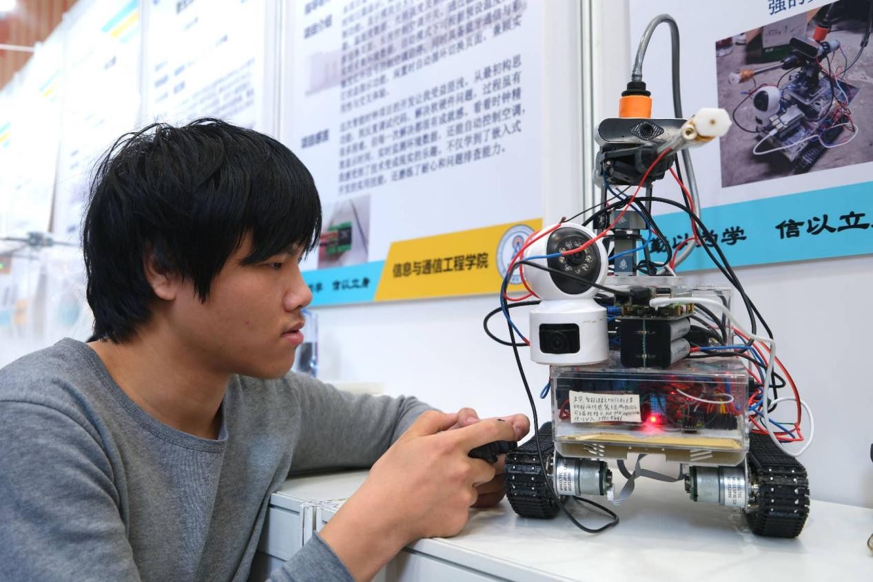 Un estudiante ajusta un sistema de riego inteligente en la primera competencia de creación para estudiantes de primer año de informática, celebrada en Beijing el 19 de noviembre de 2025. (Foto/Guo Junfeng)