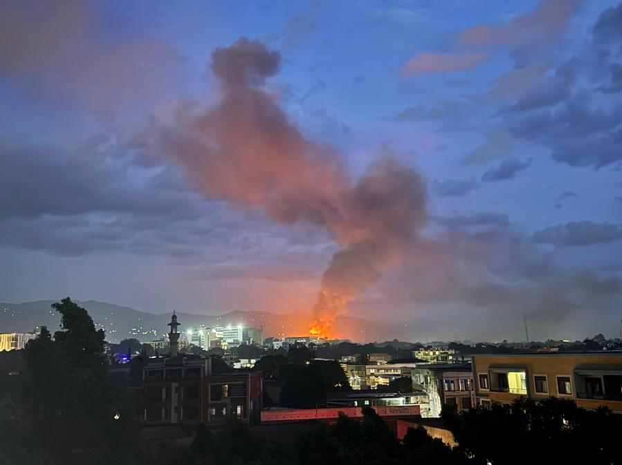 Imagen del 31 de marzo de 2026 de humo elevándose después de las explosiones que siguieron a un incendio en un campamento militar, en la provincia de Buyumbura, Burundi. (Xinhua)