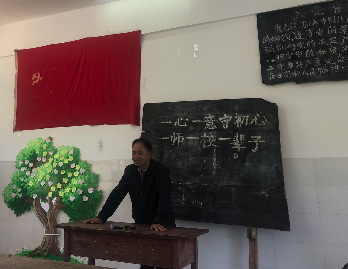 El maestro Nong Jiagui imparte clases en la Escuela Primaria Luosongdi, condado de Guangnan, provincia de Yunnan, 30 de marzo del 2026. [Foto: Yan Yujie/ China Daily]