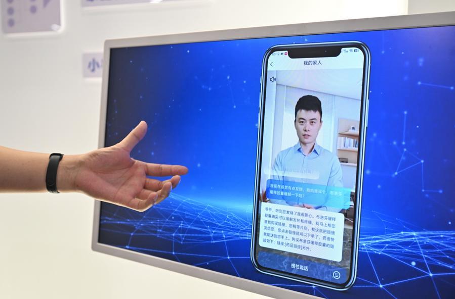 Imagen del 18 de abril de 2025 de un empleado mostrando un ser humano digital basado en tecnología de Inteligencia Artificial aplicada al cuidado domiciliario de personas mayores en Tianjin Xiaocheng Group Co., Ltd., en Tianjin, en el norte de China. (Xinhua/Sun Fanyue) 