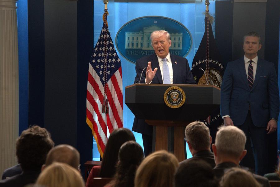 El presidente estadounidense, Donald Trump, habla durante una conferencia de prensa en la Casa Blanca, en Washington D. C., Estados Unidos, el 6 de abril de 2026. (Xinhua/Li Yuanqing)