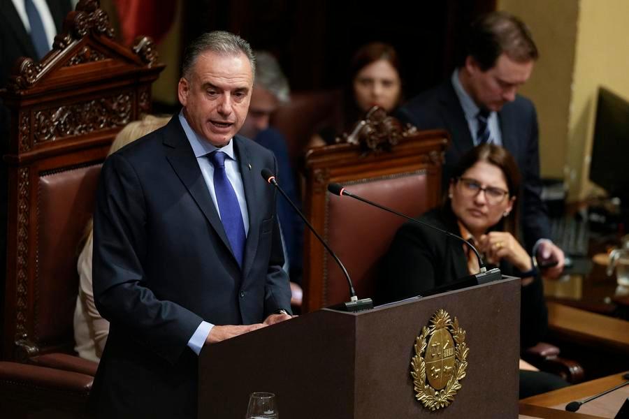 Imagen del 2 de marzo de 2026 del presidente uruguayo, Yamandú Orsi (i), pronunciando un discurso durante la Asamblea General a un año del inicio del Gobierno de Orsi en el Palacio Legislativo, en Montevideo, capital de Uruguay. (Xinhua/Nicolás Celaya) 