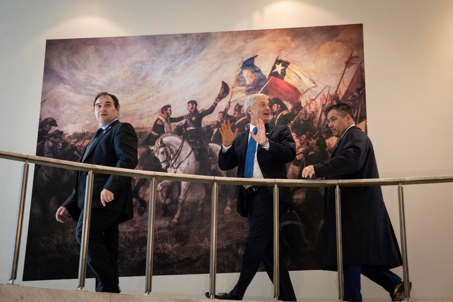 El presidente chileno, José Antonio Kast (c), reacciona previo a una conferencia de prensa en la sede de la Embajada de Chile en Argentina, en la ciudad de Buenos Aires, capital de Argentina, el 6 de abril de 2026. (Xinhua/Martín Zabala) 