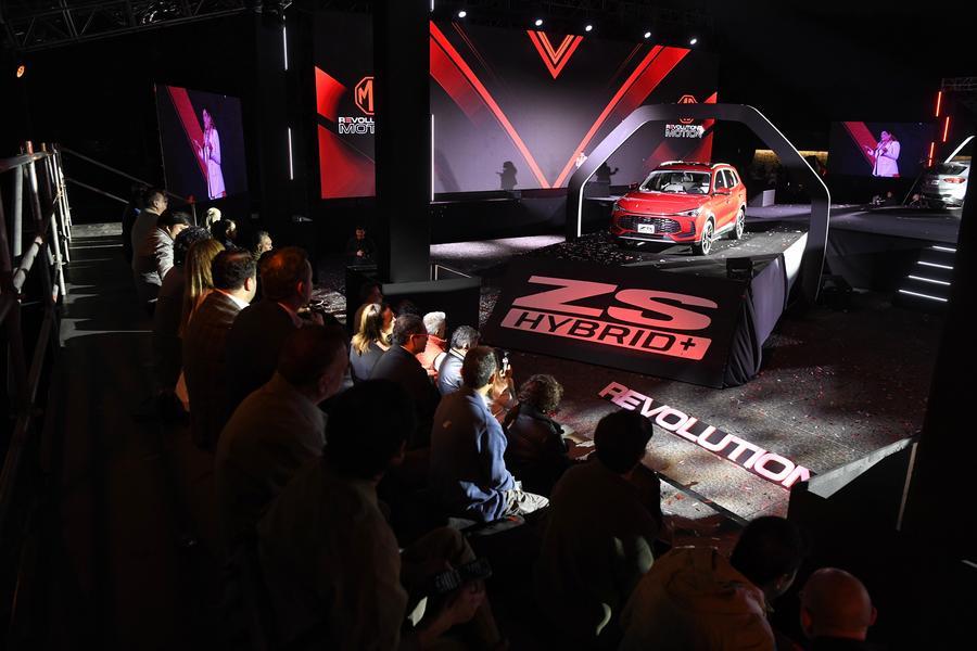 Imagen del 28 de mayo de 2025 de personas observando el automóvil ZS Hybrid+ durante la presentación de nuevos modelos de la marca china MG Motor México, en la Ciudad de México, capital de México. (Xinhua/Octavio Gómez) 