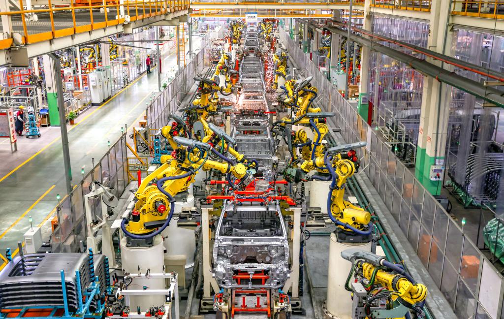  Imagen del 13 de mayo de 2025 de una línea de producción en el taller de una empresa de vehículos, en el distrito de Jiangdu de la ciudad de Yangzhou, en la provincia de Jiangsu, en el este de China. La producción y las ventas de automóviles de China superaron los 34 millones de unidades el año pasado, estableciendo un nuevo récord, según datos revelados el miércoles por la Asociación de Fabricantes de Automóviles de China (CAAM, siglas en inglés). Los vehículos de nueva energía aceleraron su impulso de crecimiento, con producción y ventas de 16,626 y 16,49 millones de unidades, respectivamente, lo que representa aumentos interanuales del 29 y el 28,2 por ciento, manteniendo la posición de liderazgo en el mundo durante 11 años consecutivos, confirmó la CAAM. (Xinhua/Ren Fei) 