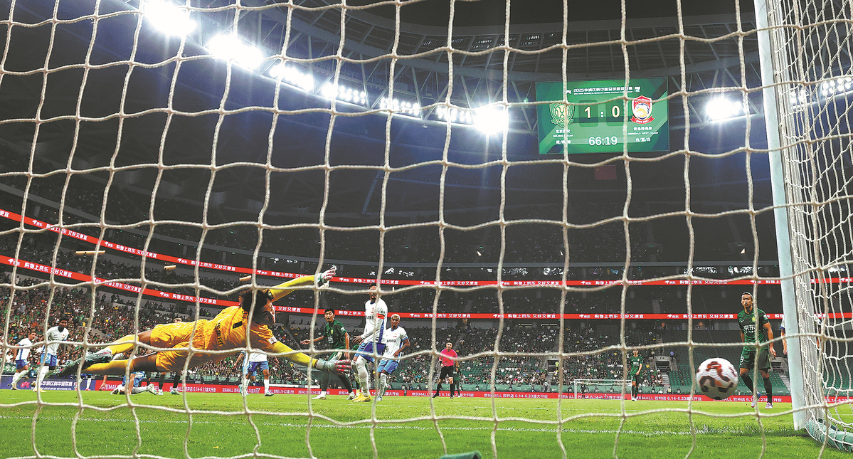 Li Hao desvía un tiro en un partido de la Superliga China para Qingdao West Coast contra Beijing Guo'an, junio 2025. [Foto: Xinhua]