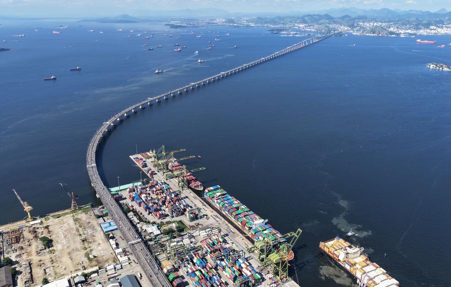 Vista aérea tomada con un dron el 26 de marzo de 2026 de la bahía de Guanabara y el puente Río-Niterói, en Río de Janeiro, Brasil. (Xinhua/Jin Haoyuan) 