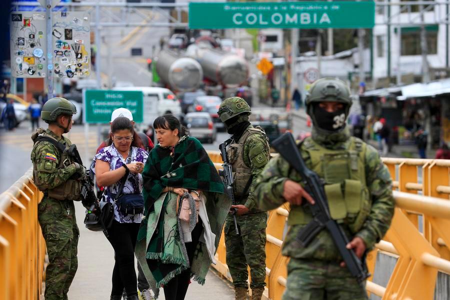 Soldados ecuatorianos vigilan en el paso fronterizo de Rumichaca, en la frontera entre Ecuador y Colombia, en la ciudad de Tulcán, en el norte de Ecuador, el 24 de enero de 2026. (Xinhua/Ricardo Landeta)
