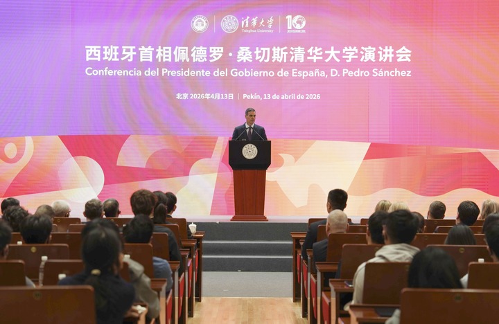 El presidente del Gobierno de España, Pedro Sánchez, ofrece un discurso en la Universidad Tsinghua, en Beijing, durante su visita oficial a China, el 13 de abril de 2026. (Xinhua/Ma Xiaodong)