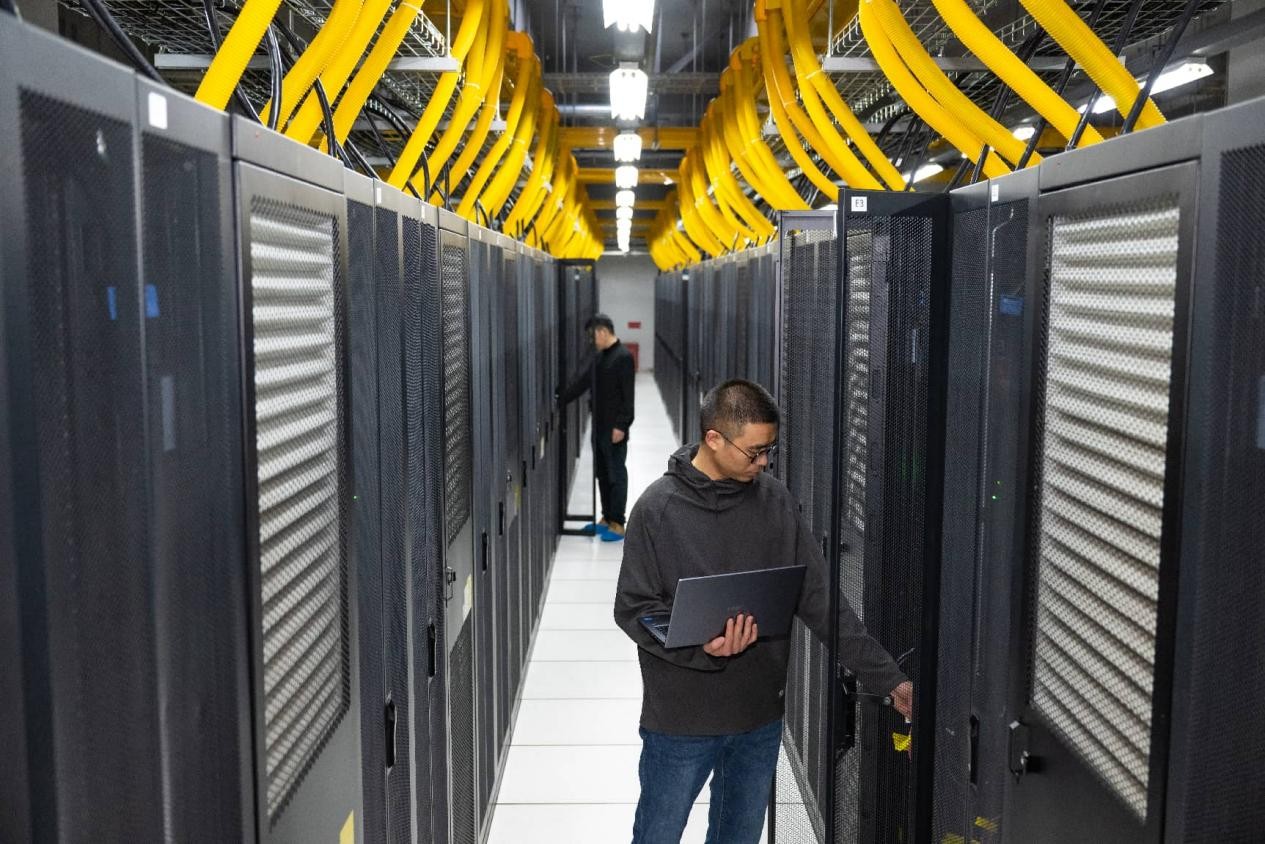 Ingenieros inspeccionan un centro de datos de internet en una instalación internacional de computación en Changji, región autónoma uygur de Xinjiang. (Foto: He Long)