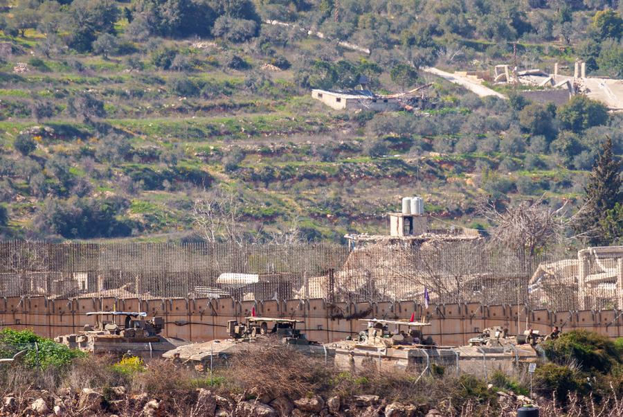 Soldados israelíes a bordo de tanques son vistos en el lado israelí de la frontera con Líbano, en el norte de Israel, el 6 de marzo de 2026. (Xinhua/JINI) 