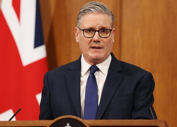 Starmer afirma que Reino Unido "no cederá" sobre conflicto en Irán pese a presión de Trump